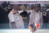 Gubernur Banten Andra Soni (kanan) melihat ikan mas koki saat pameran Nusatic Nusapet 2025 di ICE BSD, Kabupaten Tangerang, Banten, Jumat (20/6/2025). Pameran yang menghadirkan ikan hias, tanaman air dan hewan peliharaan tersebut sebagai upaya mengembangkan industri akuatik lokal ke pasar dunia dan menjadikan Indonesia sebagai eksportir ikan hias nomor satu di dunia. ANTARA FOTO/Putra M. Akbar/gp