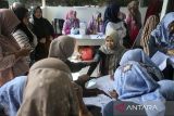 Petugas BKKBN memeriksa kondisi kesehatan akseptor sebelum melakukan pemasangan alat kontrasepsi saat pelayanan KB gratis di Puskesmas Taktakan, Kota Serang, Banten, Jumat (20/6/2025). Badan Kependudukan dan Keluarga Berencana Nasional (BKKBN) Provinsi Banten menggelar pelayanan KB gratis secara serentak di fasilitas kesehatan yang terdaftar di Kemendukbangga/BKKBN di seluruh Kabupaten/Kota se-Provinsi Banten dari 16 hingga 30 Juni 2025 dalam rangka memperingati Hari Keluarga Nasional ke-32 sekaligus sebagai upaya meningkatkan jumlah akseptor serta menguatkan komitmen dalam pengendalian laju pertumbuhan penduduk dan peningkatan kesejahteraan keluarga. ANTARA FOTO/Angga Budhiyanto/gp