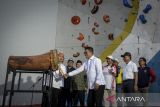Gubernur Banten Andra Soni (keempat kiri) didampingi Wakil Ketua Umum Pengurus Pusat Federasi Panjat Tebing Indonesia (PP FPTI) Herry Heryawan (kiri), Asisten Deputi Sentra Pembinaan Olahraga Prestasi Kemenpora M. Aziz Ariyanto (keempat kanan) dan Wali Kota Tangerang Sachrudin (kedua kanan) memukul bedug saat pembukaan Kejuaraan Nasional (Kejurnas) Panjat Tebing Kelompok Umur XIX/2025 di Tangerang City Sport Climbing Center, Kota Tangerang, Banten, Jumat (20/6/2025). Kejurnas yang berlangsung hingga 23 Juni 2025 tersebut diikuti sebanyak 375 peserta dari 26 provinsi sebagai upaya mencari bibit atlet muda cabang olahraga panjat tebing. ANTARA FOTO/Putra M. Akbar/gp