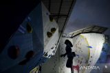 Atlet panjat tebing Bali Sagung Ayu Mas Yasinta Devi bersiap mengikuti babak kualifikasi boulder putri kategori youth A usai pembukaan Kejuaraan Nasional (Kejurnas) Panjat Tebing Kelompok Umur XIX/2025 di Tangerang City Sport Climbing Center, Kota Tangerang, Banten, Jumat (20/6/2025). Kejurnas yang berlangsung hingga 23 Juni 2025 tersebut diikuti sebanyak 375 peserta dari 26 provinsi sebagai upaya mencari bibit atlet muda cabang olahraga panjat tebing. ANTARA FOTO/Putra M. Akbar/gp