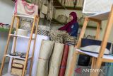 Pekerja menata produk tas berbahan daun pandan di Desa Bandung, Pandeglang, Banten, Jumat (20/6/2025). Koperasi Desa Merah Putih di wilayah tersebut mengelola berbagai produk unggulan kerajinan seperti tas, peci, sendal dan dompet yang terbuat dari anyaman daun pandan dalam rangka meningkatkan penghasilan warga. ANTARA FOTO/Muhammad Bagus Khoirunas/gp