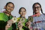 Atlet panjat tebing Jawa Tengah Najiha Zahra (kanan) bersama atlet panjat tebing Jawa Timur Mayra Azalia Nabila (kiri) dan Alma Ariella Tsany (tengah) menunjukkan medali emas usai mengikuti babak final kategori lead putri saat Kejuaraan Nasional (Kejurnas) Panjat Tebing Kelompok Umur XIX/2025 di Tangerang City Sport Climbing Center, Kota Tangerang, Banten, Sabtu (21/6/2025). Mayra Azalia Nabila berhasil menempati peringkat pertama kategori lead youth B dengan skor 41+, Alma Ariella Tsany menempati peringkat pertama kategori lead youth A dengan skor 36+ dan Najiha Zahra menempati peringkat pertama kategori lead junior dengan skor 36+. ANTARA FOTO/Putra M. Akbar/gp