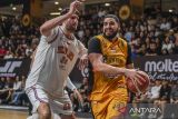 Pebasket Dewa United Banten Joshua Bryan Ibarra (kanan) berusaha melewati hadangan pebasket Pelita Jaya Jakarta Jeffree David Withey (kiri) pada pertandingan Indonesia Basketball League (IBL) 2025 di Dewa United Arena, Kabupaten Tangerang, Banten, Sabtu (21/6/2025). Dewa United Banten dikalahkan Pelita Jaya Jakarta dengan skor 85-89. ANTARA FOTO/Galih Pradipta/gp