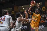 Pebasket Dewa United Banten Jordan Lavell Adams (kanan) berusaha melewati hadangan pebasket Pelita Jaya Jakarta Jeffree David Withey (kiri) dan Kevin Ornell Chapman Mc Daniels (tengah) pada pertandingan Indonesia Basketball League (IBL) 2025 di Dewa United Arena, Kabupaten Tangerang, Banten, Sabtu (21/6/2025). Dewa United Banten dikalahkan Pelita Jaya Jakarta dengan skor 85-89. ANTARA FOTO/Galih Pradipta/gp
