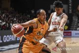 Pebasket Dewa United Banten Kaleb Ramot Gemilang (kiri) berusaha melewati hadangan pebasket Pelita Jaya Jakarta Muhamad Arighi (kanan) pada pertandingan Indonesia Basketball League (IBL) 2025 di Dewa United Arena, Kabupaten Tangerang, Banten, Sabtu (21/6/2025). Dewa United Banten dikalahkan Pelita Jaya Jakarta dengan skor 85-89. ANTARA FOTO/Galih Pradipta/gp