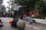 Pehobi skateboard bermain di trotoar kawasan Dago, Bandung, Jawa Barat, Sabtu (21/6/2025). Kegiatan tersebut untuk mengenalkan skateboarding sebagai salah satu budaya urban sekaligus euforia Hari Skateboard Sedunia atau Go Skateboarding Day yang pertama kali diinisiasi oleh International Association of Skateboard Companies (IASC) pada tahun 2004 dan diperingati tiap tanggal 21 Juni. ANTARA FOTO/Novrian Arbi/agr