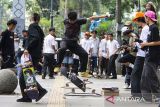 Pehobi skateboard bermain di trotoar kawasan Dago, Bandung, Jawa Barat, Sabtu (21/6/2025). Kegiatan tersebut untuk mengenalkan skateboarding sebagai salah satu budaya urban sekaligus euforia Hari Skateboard Sedunia atau Go Skateboarding Day yang pertama kali diinisiasi oleh International Association of Skateboard Companies (IASC) pada tahun 2004 dan diperingati tiap tanggal 21 Juni. ANTARA FOTO/Novrian Arbi/agr
