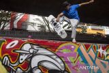 Pehobi skateboard bermain di arena bawah jembatan layang, Bandung, Jawa Barat, sabtu (21/6/2025). Kegiatan tersebut untuk mengenalkan skateboarding sebagai salah satu budaya urban sekaligus euforia Hari Skateboard Sedunia atau Go Skateboarding Day yang pertama kali diinisiasi oleh International Association of Skateboard Companies (IASC) pada tahun 2004 dan diperingati tiap tanggal 21 Juni. ANTARA FOTO/Novrian Arbi/agr