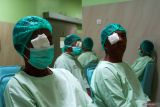 Sejumlah pasien berada di ruangan usai mendapatkan pelayanan operasi mata katarak di Rumah Sakit AL Huda Genteng, Banyuwangi, Jawa Timur, Sabtu (21/6/2025). Sebanyak 5 dokter spesialis mata dari RS Mata Undaan Surabaya dan RS AL-Huda Banyuwangi melakukan Operasi katarak kepada 50 pasien dalam program bakti sosial layanan kesehatan mata gratis, karena katarak masih menjadi penyebab utama kebutaan di Indonesia yang menyumbang lebih dari 80 persen kasus terutama pada lansia dan masyarakat dengan akses terbatas terhadap layanan medis. ANTARA Jatim/Budi Candra Setya/mas.