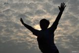 Peserta melakukan gerakan yoga saat mengikuti yoga bersama di stadion Wilis Kota Madiun, Jawa Timur, Sabtu (21/6/2025). Kegiatan yoga bersama dalam rangka Hari Yoga Internasional bertema Yoga untuk Bumi, Satu Kesehatan itu diikuti ribuan peserta dari Madiun dan sekitarnya. ANTARA Jatim/Siswowidodo/mas.