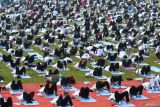 Peserta melakukan gerakan yoga saat mengikuti yoga bersama di stadion Wilis Kota Madiun, Jawa Timur, Sabtu (21/6/2025). Kegiatan yoga bersama dalam rangka Hari Yoga Internasional bertema Yoga untuk Bumi, Satu Kesehatan itu diikuti ribuan peserta dari Madiun dan sekitarnya. ANTARA Jatim/Siswowidodo/mas.