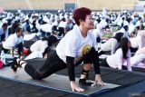 Peserta melakukan gerakan yoga saat mengikuti yoga bersama di stadion Wilis Kota Madiun, Jawa Timur, Sabtu (21/6/2025). Kegiatan yoga bersama dalam rangka Hari Yoga Internasional bertema Yoga untuk Bumi, Satu Kesehatan itu diikuti ribuan peserta dari Madiun dan sekitarnya. ANTARA Jatim/Siswowidodo/mas.