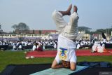 Peserta melakukan gerakan yoga saat mengikuti yoga bersama di stadion Wilis Kota Madiun, Jawa Timur, Sabtu (21/6/2025). Kegiatan yoga bersama dalam rangka Hari Yoga Internasional bertema Yoga untuk Bumi, Satu Kesehatan itu diikuti ribuan peserta dari Madiun dan sekitarnya. ANTARA Jatim/Siswowidodo/mas.