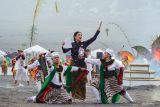 Aktris Olivia Zalianty membacakan puisi Kidung Tengger diiringi tari Topeng saat gelaran Eksotika Bromo di kawasan Taman Nasional Bromo Tengger Semeru (TNBTS), Kabupaten Probolinggo, Jawa Timur, Sabtu (21/6/2025). Eksotika Bromo yang juga masuk dalam salah satu agenda Karisma Event Nasional (KEN) tersebut digelar selama dua hari dengan menampilkan sejumlah tarian tradisional Indonesia dan tarian Yosakoi asal Jepang yang diharapkan dapat meningkatkan kunjungan wisata di wilayah itu. Antara Jatim/Irfan Sumanjaya/um 