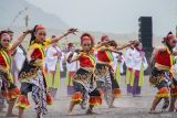 Sejumlah penari menampikan tari Ngganong saat gelaran Eksotika Bromo di kawasan Taman Nasional Bromo Tengger Semeru (TNBTS), Kabupaten Probolinggo, Jawa Timur, Sabtu (21/6/2025). Eksotika Bromo yang juga masuk dalam salah satu agenda Karisma Event Nasional (KEN) tersebut digelar selama dua hari dengan menampilkan sejumlah tarian tradisional Indonesia dan tarian Yosakoi asal Jepang yang diharapkan dapat meningkatkan kunjungan wisata di wilayah itu. Antara Jatim/Irfan Sumanjaya/um 