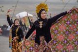 Model memperagakan batik khas Probolinggo diiringi tarian saat gelaran Eksotika Bromo di kawasan Taman Nasional Bromo Tengger Semeru (TNBTS), Kabupaten Probolinggo, Jawa Timur, Sabtu (21/6/2025). Eksotika Bromo yang juga masuk dalam salah satu agenda Karisma Event Nasional (KEN) tersebut digelar selama dua hari dengan menampilkan sejumlah tarian tradisional Indonesia dan tarian Yosakoi asal Jepang yang diharapkan dapat meningkatkan kunjungan wisata di wilayah itu. Antara Jatim/Irfan Sumanjaya/um 