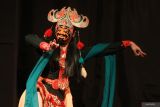 Seniman membawakan salah satu adegan dalam Gebyak Wayang Topeng Malangan berjudul Umbul-umbul Mojopuro di Gedung Dewan Kesenian Malang, Jawa Timur, Sabtu (21/6/2025) malam. Pertunjukan yang mengisahkan perjuangan Raden Panji Asmorobangun dalam memenangkan sayembara kerajaan Jenggala tersebut digelar sebagai upaya pelestarian seni tradisi sekaligus mengenalkannya wayang topeng Malangan sebagai sarana edukasi dan promosi budaya Panji kepada generasi muda. Antara Jatim/Ari Bowo Sucipto/um