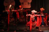 Seniman membawakan salah satu adegan dalam Gebyak Wayang Topeng Malangan berjudul Umbul-umbul Mojopuro di Gedung Dewan Kesenian Malang, Jawa Timur, Sabtu (21/6/2025) malam. Pertunjukan yang mengisahkan perjuangan Raden Panji Asmorobangun dalam memenangkan sayembara kerajaan Jenggala tersebut digelar sebagai upaya pelestarian seni tradisi sekaligus mengenalkannya wayang topeng Malangan sebagai sarana edukasi dan promosi budaya Panji kepada generasi muda. Antara Jatim/Ari Bowo Sucipto/um