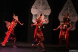 Seniman membawakan salah satu adegan dalam Gebyak Wayang Topeng Malangan berjudul Umbul-umbul Mojopuro di Gedung Dewan Kesenian Malang, Jawa Timur, Sabtu (21/6/2025) malam. Pertunjukan yang mengisahkan perjuangan Raden Panji Asmorobangun dalam memenangkan sayembara kerajaan Jenggala tersebut digelar sebagai upaya pelestarian seni tradisi sekaligus mengenalkannya wayang topeng Malangan sebagai sarana edukasi dan promosi budaya Panji kepada generasi muda. Antara Jatim/Ari Bowo Sucipto/um