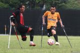 Pesepakbola Persama Malang, Arif (kanan) berusaha melewati hadangan pesepakbola Persaid Jember, Luki (kiri) dalam Kompetisi Sepak Bola Amputasi di Stadion Luar Gajayana, Malang, Jawa Timur, Minggu (22/6/2025). Kompetisi dalam rangka memperingati Hari Bhayangkara tersebut diikuti puluhan tim dari berbagai daerah dan diadakan untuk mendorong inklusivitas serta semangat sportivitas bagi penyandang disabilitas. Antara Jatim/Ari Bowo Sucipto/um