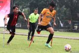 Pesepakbola Persama Malang, Adit (kanan) berusaha meloloskan diri dari hadangan pesepakbola Persaid Jember,  Rahmad (kiri) dalam Kompetisi Sepak Bola Amputasi di Stadion Luar Gajayana, Malang, Jawa Timur, Minggu (22/6/2025). Kompetisi dalam rangka memperingati Hari Bhayangkara tersebut diikuti puluhan tim dari berbagai daerah dan diadakan untuk mendorong inklusivitas serta semangat sportivitas bagi penyandang disabilitas. Antara Jatim/Ari Bowo Sucipto/um