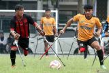 Pesepakbola Persama Malang, Adit (kanan) beradu cepat dengan pesepakbola Persaid Jember, Fredo (kiri) untuk menjangkau bola dalam Kompetisi Sepak Bola Amputasi di Stadion Luar Gajayana, Malang, Jawa Timur, Minggu (22/6/2025). Kompetisi dalam rangka memperingati Hari Bhayangkara tersebut diikuti puluhan tim dari berbagai daerah dan diadakan untuk mendorong inklusivitas serta semangat sportivitas bagi penyandang disabilitas. Antara Jatim/Ari Bowo Sucipto/um