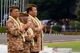 Gubernur Bali I Wayan Koster (kiri) bersama Wali Kota Sabang Zulkifli Adam (kanan) dan Bupati Magetan Nanik Endang bertepuk tangan saat menjadi perwakilan pada Apel Manggala Penyambutan kepala daerah peserta retret gelombang kedua di kampus IPDN Jatinangor, Sumedang, Jawa Barat, Minggu (22/6/2025). Sebanyak 86 kepala daerah se-Indonesia mendapatkan pembekalan materi substansi, yakni tugas pokok kepala daerah, pemberian teori seperti misi Astacita, serta pemberantasan korupsi dan wawasan kebangsaan selama mengikuti pelaksanaan retret gelombang kedua. ANTARA FOTO/Novrian Arbi/agr