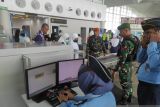 Tim Zihandak Yonzipur 1/DD dikerahkan untuk melakukan sterilisasi terhadap pesawat Saudi Arabian Airlines SV5688 yang melakukan pendaratan darurat di Bandara Kualanamu, Jumat (21/6/2025). Dipimpin Letda Czi Suyono, sterilisasi dilakukan sesaat setelah pesawat berhenti. Pemeriksaan menyasar seluruh bagian dalam, mulai dari kokpit, kabin kelas bisnis dan ekonomi, galley, ruang awak (crew rest), toilet, hingga kompartemen bagasi di atas dan bawah kursi penumpang. ANTARA/Yudi Manar