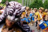 Pasukan Gita Abdi Praja menampilkan drum band saat menyambut kedatangan kepala daerah peserta retret gelombang kedua di kampus IPDN Jatinangor, Sumedang, Jawa Barat, Minggu (22/6/2025). Sebanyak 86 kepala daerah se-Indonesia mengikuti pelaksanaan retret gelombang kedua Kementerian Dalam Negeri yang dilaksanakan dari 22-26 Juni. ANTARA FOTO/Novrian Arbi/agr