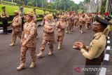 Sejumlah kepala daerah berjalan masuk untuk mengikuti retret gelombang kedua di kampus IPDN Jatinangor, Sumedang, Jawa Barat, Minggu (22/6/2025). Sebanyak 86 kepala daerah se-Indonesia mengikuti pelaksanaan retret gelombang kedua Kementerian Dalam Negeri yang dilaksanakan dari 22-26 Juni. ANTARA FOTO/Novrian Arbi/agr