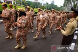 Sejumlah kepala daerah berjalan masuk untuk mengikuti retret gelombang kedua di kampus IPDN Jatinangor, Sumedang, Jawa Barat, Minggu (22/6/2025). Sebanyak 86 kepala daerah se-Indonesia mengikuti pelaksanaan retret gelombang kedua Kementerian Dalam Negeri yang dilaksanakan dari 22-26 Juni. ANTARA FOTO/Novrian Arbi/agr