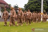 Sejumlah kepala daerah berjalan masuk lapangan untuk mengikuti retret gelombang kedua di kampus IPDN Jatinangor, Sumedang, Jawa Barat, Minggu (22/6/2025). Sebanyak 86 kepala daerah se-Indonesia mengikuti pelaksanaan retret gelombang kedua Kementerian Dalam Negeri yang dilaksanakan dari 22-26 Juni. ANTARA FOTO/Novrian Arbi/agr