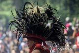 Seorang warga adat Minahasa mengikuti upacara adat Ngertakeun Bumi Lamba di Taman Wisata Alam (TWA) Gunung Tangkuban Parahu, Kabupaten Subang, Jawa Barat, Minggu (22/6/2025). Upacara adat sunda nusantara sabuana Ngertakeun Bumi Lamba ke-17 yang dihadiri oleh berbagai masyarakat adat, suku, ras, dan agama di Indonesia tersebut ditujukan untuk mengungkapkan rasa syukur kepada Tuhan yang Maha Esa karena telah menjadikan alam semesta yang menopang kehidupan. ANTARA FOTO/Abdan Syakura/agr