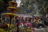 Warga dari berbagai suku dan agama mengikuti upacara adat Ngertakeun Bumi Lamba di Taman Wisata Alam (TWA) Gunung Tangkuban Parahu, Kabupaten Subang, Jawa Barat, Minggu (22/6/2025). Upacara adat sunda nusantara sabuana Ngertakeun Bumi Lamba ke-17 yang dihadiri oleh berbagai masyarakat adat, suku, ras, dan agama di Indonesia tersebut ditujukan untuk mengungkapkan rasa syukur kepada Tuhan yang Maha Esa karena telah menjadikan alam semesta yang menopang kehidupan. ANTARA FOTO/Abdan Syakura/agr