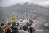 Warga dari berbagai suku dan agama mengikuti prosesi ngalung sesajen saat upacara adat Ngertakeun Bumi Lamba di Taman Wisata Alam (TWA) Gunung Tangkuban Parahu, Kabupaten Subang, Jawa Barat, Minggu (22/6/2025). Upacara adat sunda nusantara sabuana Ngertakeun Bumi Lamba ke-17 yang dihadiri oleh berbagai masyarakat adat, suku, ras, dan agama di Indonesia tersebut ditujukan untuk mengungkapkan rasa syukur kepada Tuhan yang Maha Esa karena telah menjadikan alam semesta yang menopang kehidupan. ANTARA FOTO/Abdan Syakura/agr