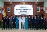 Bupati Tanah Bumbu Provinsi Kalimantan Selatan, Andi Rudi Latif (lima kanan) menghadiri pelantikan Walikota dan Wakil Walikota Banjarbaru terpilih masa jabatan 2025–2030, Hj. Erna Lisa Halaby dan Wartono. Pelantikan tersebut dipimpin langsung oleh Gubernur Kalimantan Selatan, H. Muhidin, dan berlangsung di Gedung Auditorium K.H. Idham Chalid Kota Banjarbaru Kalsel beberapa waktu lalu. Ahad (22/6/2025)