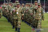 Kepala daerah berjalan baris berbaris saat Apel Pembukaan Retret Kepala Daerah gelombang kedua di kampus IPDN Jatinangor, Sumedang, Jawa Barat, Senin (23/6/2025). Sebanyak 86 kepala daerah yang terdiri dari 2 gubernur, 3 wakil gubernur, 38 bupati, 37 wakil bupati, 3 wali kota dan 3 wakil wali kota tersebut diberikan enam jenis materi yang terdiri atas Ketahanan Nasional dan Wawasan Kebangsaan; Astacita; Program Kementerian dan Lembaga; Tugas dan Fungsi Kepala Daerah; Kepemimpinan dan Komunikasi Politik; serta Team Building. ANTARA FOTO/Novrian Arbi/agr