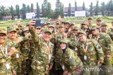 Kepala daerah berswafoto usai Apel Pembukaan Retret Kepala Daerah gelombang kedua di kampus IPDN Jatinangor, Sumedang, Jawa Barat, Senin (23/6/2025). Sebanyak 86 kepala daerah yang terdiri dari 2 gubernur, 3 wakil gubernur, 38 bupati, 37 wakil bupati, 3 wali kota dan 3 wakil wali kota tersebut diberikan enam jenis materi yang terdiri atas Ketahanan Nasional dan Wawasan Kebangsaan; Astacita; Program Kementerian dan Lembaga; Tugas dan Fungsi Kepala Daerah; Kepemimpinan dan Komunikasi Politik; serta Team Building. ANTARA FOTO/Novrian Arbi/agr