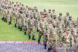 Kepala daerah berjalan baris berbaris saat Apel Pembukaan Retret Kepala Daerah gelombang kedua di kampus IPDN Jatinangor, Sumedang, Jawa Barat, Senin (23/6/2025). Sebanyak 86 kepala daerah yang terdiri dari 2 gubernur, 3 wakil gubernur, 38 bupati, 37 wakil bupati, 3 wali kota dan 3 wakil wali kota tersebut diberikan enam jenis materi yang terdiri atas Ketahanan Nasional dan Wawasan Kebangsaan; Astacita; Program Kementerian dan Lembaga; Tugas dan Fungsi Kepala Daerah; Kepemimpinan dan Komunikasi Politik; serta Team Building. ANTARA FOTO/Novrian Arbi/agr