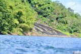Situs ke-31 Geopark Meratus Gunung Api Purba Bawah Laut di kawasan Waduk Riam Kanan, Desa Tiwingan Lama, Kabupaten Banjar, Kalimantan Selatan, Senin (23/6/2025). Situs tersebut merupakan sisa aktivitas vulkanik purba yang kini membentuk morfologi berupa tebing-tebing curam yang memanjang dan dikenal sebagai Bukit Batas yang kini masuk dalam status UNESCO Global Geopark. ANTARA/Tumpal Andani Aritonang.