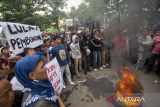Pengunjuk rasa yang tergabung dalam Aliansi Warga Eretan Wetan Bersatu melakukan aksi unjuk rasa di depan kantor DPRD Kabupaten Indramayu, Jawa Barat, Senin (23/6/2025). Aksi tersebut untuk menuntut pertanggungjawaban pemerintah untuk segera menangani masalah banjir rob yang selalu merendam desa mereka. ANTARA FOTO/Dedhez Anggara/agr
