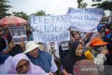 Pengunjuk rasa yang tergabung dalam Aliansi Warga Eretan Wetan Bersatu melakukan aksi unjuk rasa di depan kantor DPRD Kabupaten Indramayu, Jawa Barat, Senin (23/6/2025). Aksi tersebut untuk menuntut pertanggungjawaban pemerintah untuk segera menangani masalah banjir rob yang selalu merendam desa mereka. ANTARA FOTO/Dedhez Anggara/agr