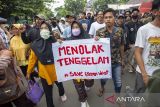 Pengunjuk rasa yang tergabung dalam Aliansi Warga Eretan Wetan Bersatu berunjuk rasa di depan kantor DPRD Kabupaten Indramayu, Jawa Barat, Senin (23/6/2025). Aksi tersebut untuk menuntut pertanggungjawaban pemerintah untuk segera menangani masalah banjir rob yang selalu merendam desa mereka. ANTARA FOTO/Dedhez Anggara/agr