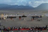 Pengunjung menyaksikan gelaran Eksotika Bromo di kawasan Taman Nasional Bromo Tengger Semeru (TNBTS), Kabupaten Probolinggo, Jawa Timur, Minggu (22/6/2025). Eksotika Bromo yang juga masuk dalam salah satu agenda Karisma Event Nasional (KEN) tersebut digelar selama dua hari dengan menampilkan sejumlah tarian tradisional Indonesia yang diharapkan dapat meningkatkan kunjungan wisata di wilayah itu. ANTARA Jatim/Irfan Sumanjaya/mas.