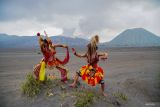 Dua penari memperagakan tari Reog Ponorogo sebelum gelaran Eksotika Bromo di kawasan Taman Nasional Bromo Tengger Semeru (TNBTS), Kabupaten Probolinggo, Jawa Timur, Minggu (22/6/2025). Eksotika Bromo yang juga masuk dalam salah satu agenda Karisma Event Nasional (KEN) tersebut digelar selama dua hari dengan menampilkan sejumlah tarian tradisional Indonesia yang diharapkan dapat meningkatkan kunjungan wisata di wilayah itu. ANTARA Jatim/Irfan Sumanjaya/mas.