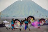Sejumlah penari menampilkan tari Jaranan saat gelaran Eksotika Bromo di kawasan Taman Nasional Bromo Tengger Semeru (TNBTS), Kabupaten Probolinggo, Jawa Timur, Minggu (22/6/2025). Eksotika Bromo yang juga masuk dalam salah satu agenda Karisma Event Nasional (KEN) tersebut digelar selama dua hari dengan menampilkan sejumlah tarian tradisional Indonesia yang diharapkan dapat meningkatkan kunjungan wisata di wilayah itu. ANTARA Jatim/Irfan Sumanjaya/mas.