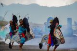 Sejumlah penari menampilkan tari Jaranan saat gelaran Eksotika Bromo di kawasan Taman Nasional Bromo Tengger Semeru (TNBTS), Kabupaten Probolinggo, Jawa Timur, Minggu (22/6/2025). Eksotika Bromo yang juga masuk dalam salah satu agenda Karisma Event Nasional (KEN) tersebut digelar selama dua hari dengan menampilkan sejumlah tarian tradisional Indonesia yang diharapkan dapat meningkatkan kunjungan wisata di wilayah itu. ANTARA Jatim/Irfan Sumanjaya/mas.