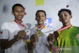 Atlet panjat tebing Sumatera Selatan Andicha Pratama (tengah) bersama atlet panjat tebing Jawa Tengah Aeifhel Tri Andika (kiri) dan atlet panjat tebing Jawa Timur Aditya Maulana Ibrahim (kanan) menunjukkan medali usai babak final speed kategori youth A putra Kejuaraan Nasional (Kejurnas) Panjat Tebing Kelompok Umur XIX/2025 di Tangerang City Sport Climbing Center, Kota Tangerang, Banten, Minggu (22/6/2025). Andicha Pratama berhasil menempati peringkat pertama dengan mencatatkan waktu 6,62 detik diikuti Aeifhel Tri Andika di peringkat kedua dan Aditya Maulana Ibrahim di peringkat ketiga. ANTARA FOTO/Putra M. Akbar/gp