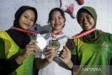 Atlet panjat tebing Jawa Tengah Rerynta Alfreandasyahayu (tengah) bersama atlet panjat tebing Jawa Timur Cinta Dwi (kiri) dan Nayra Zeba Ramadhani (kanan) menunjukkan medali usai babak final speed kategori youth A putri Kejuaraan Nasional (Kejurnas) Panjat Tebing Kelompok Umur XIX/2025 di Tangerang City Sport Climbing Center, Kota Tangerang, Banten, Minggu (22/6/2025). Rerynta Alfreandasyahayu berhasil menempati peringkat pertama dengan mencatatkan waktu 8,32 detik diikuti Cinta Dwi di peringkat kedua dan Nayra Zeba Ramadhani di peringkat ketiga. ANTARA FOTO/Putra M. Akbar/gp