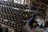 Pekerja mengamplas gerabah yang telah diproduksi di Desa Bumijaya, Kabupaten Serang, Banten, Senin (23/6/2025).Dari target 9 klaster holding UMKM pada tahun 2025, Kementerian Usaha Mikro, Kecil, dan Menengah (UMKM) baru meluncurkan satu klaster yaitu klaster kelautan dan perikanan, dan optimistis dapat merealisasikan tambahan dua hingga tiga klaster hingga akhir tahun. ANTARA FOTO/Muhammad Bagus Khoirunas/gp